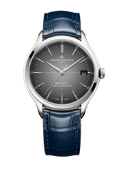 Quadrante laccato grigio sfumato con mirino bianco al centro, lancette e indici rodiati dell'orologio Baume & Mercier Clifton 10550